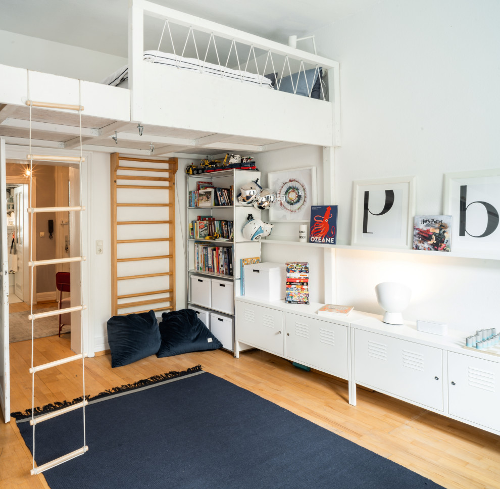 Mittelgroßes Modernes Kinderzimmer mit weißer Wandfarbe und braunem Holzboden in Frankfurt am Main