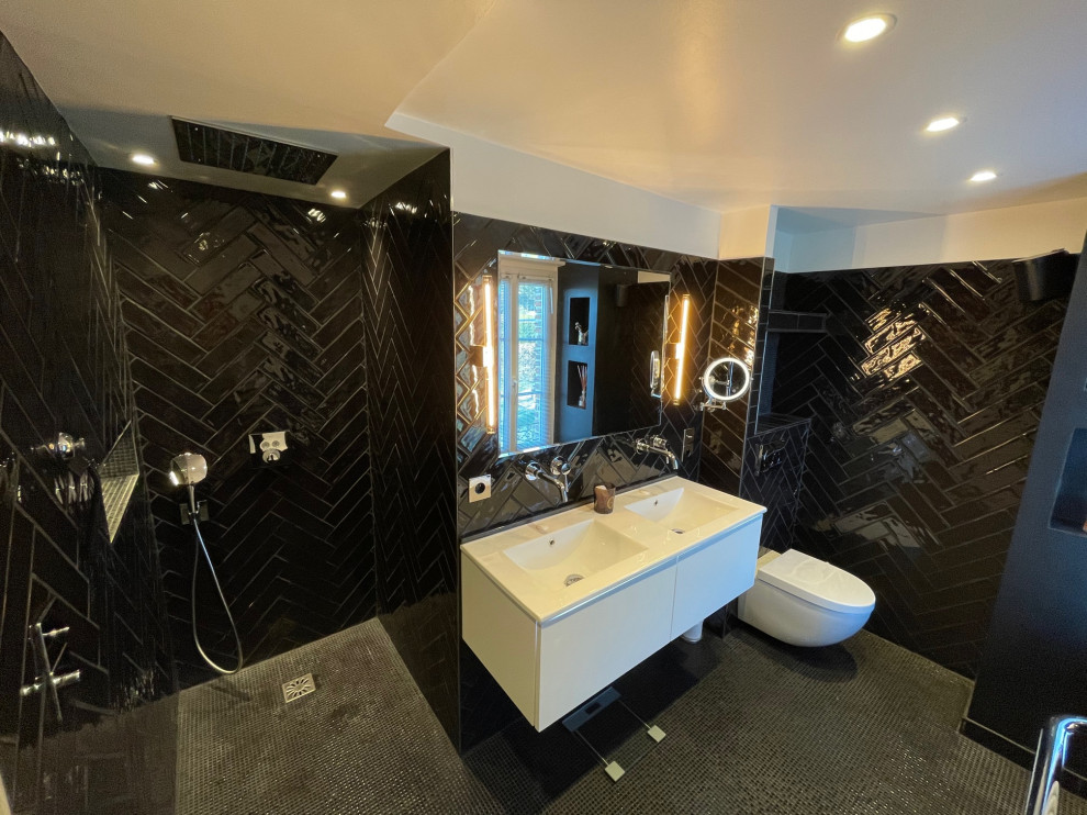 Стильный дизайн: ванная комната среднего размера в стиле ретро с белыми фасадами, душем без бортиков, инсталляцией, черной плиткой, терракотовой плиткой, черными стенами, полом из мозаичной плитки, душевой кабиной, подвесной раковиной, черным полом, тумбой под две раковины и подвесной тумбой - последний тренд