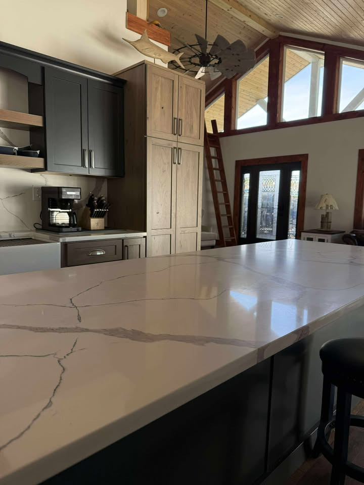 Example of a mountain style kitchen design in Chicago