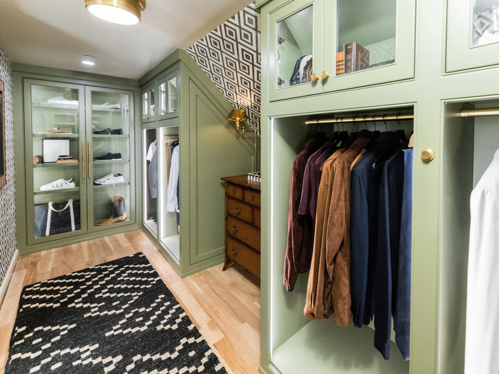 Inspiration för ett litet vintage walk-in-closet för män, med luckor med profilerade fronter, gröna skåp, ljust trägolv och beiget golv