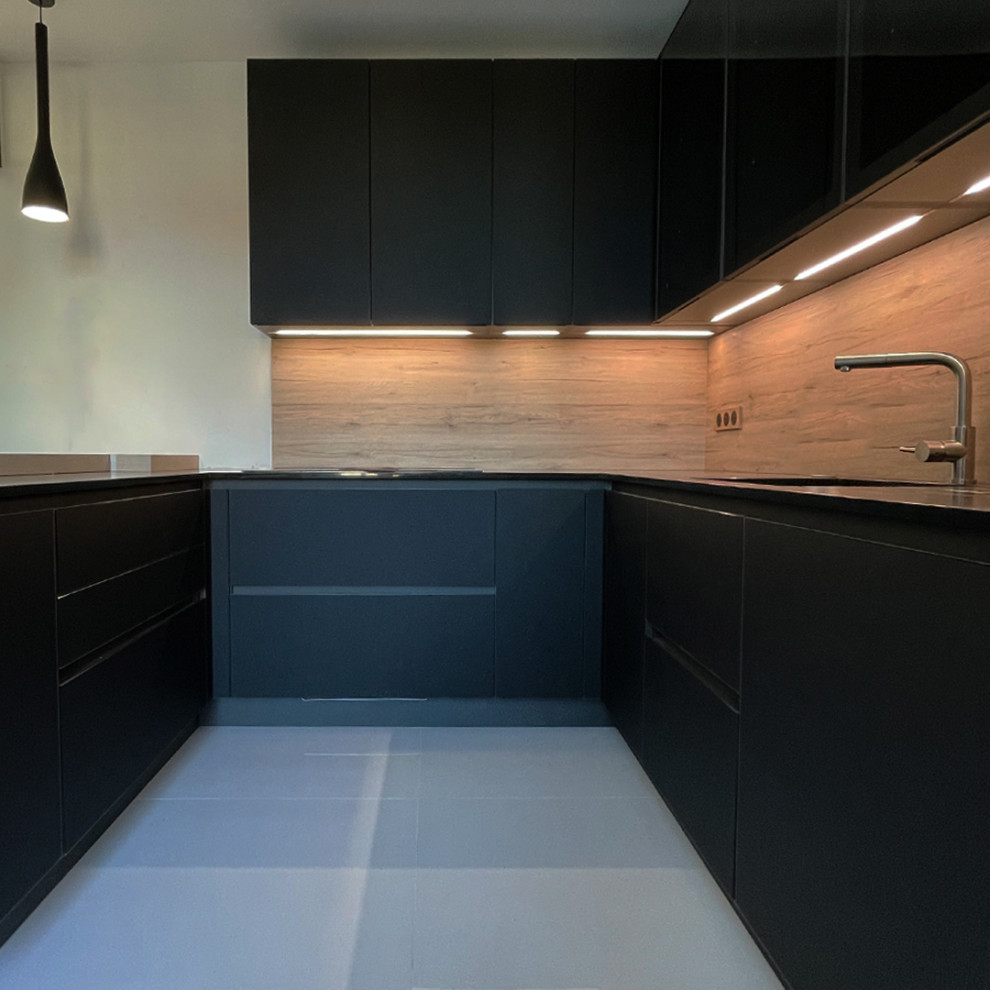 Idéer för ett mellanstort modernt svart kök med öppen planlösning, med en integrerad diskho, svarta skåp, granitbänkskiva, beige stänkskydd, stänkskydd i trä, integrerade vitvaror och vitt golv