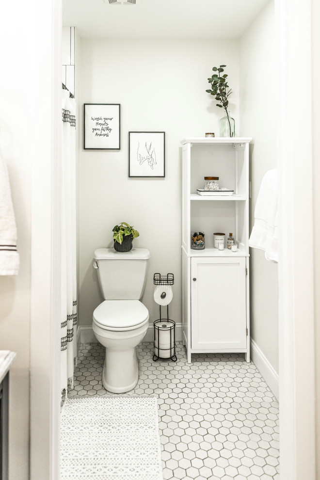 Inspiration för ett litet lantligt vit vitt en-suite badrum, med luckor med profilerade fronter, blå skåp, ett badkar i en alkov, en dusch i en alkov, en toalettstol med separat cisternkåpa, vit kakel, keramikplattor, vita väggar, ett nedsänkt handfat, marmorbänkskiva och dusch med duschdraperi