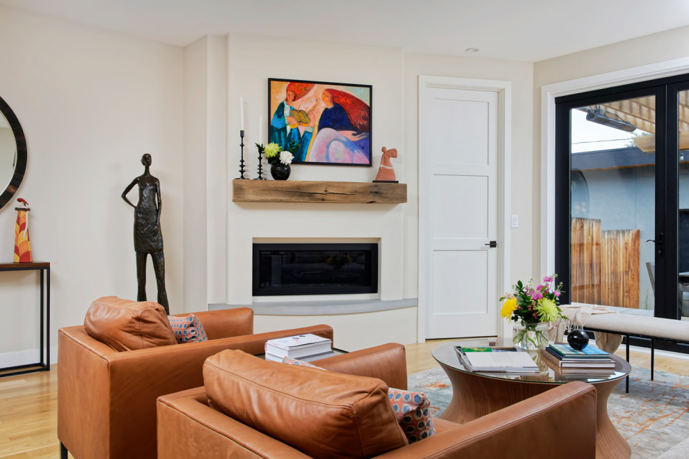 Mittelgroßes, Repräsentatives, Offenes Modernes Wohnzimmer mit weißer Wandfarbe, braunem Holzboden, Kamin und Kaminumrandung aus Metall in Denver
