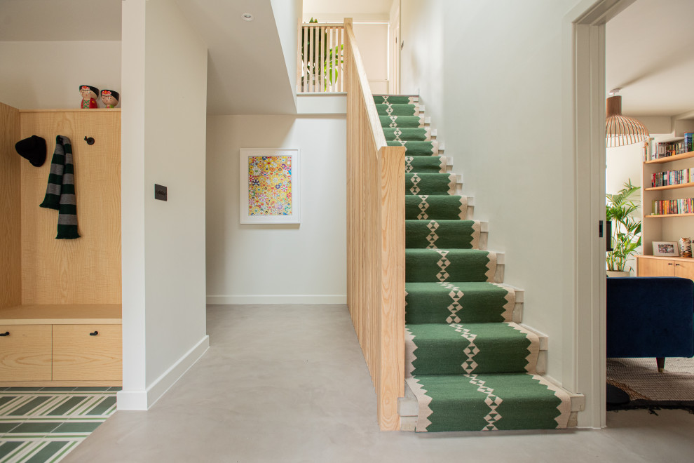 Diseño de escalera recta nórdica de tamaño medio con escalones de hormigón, contrahuellas de hormigón y barandilla de madera