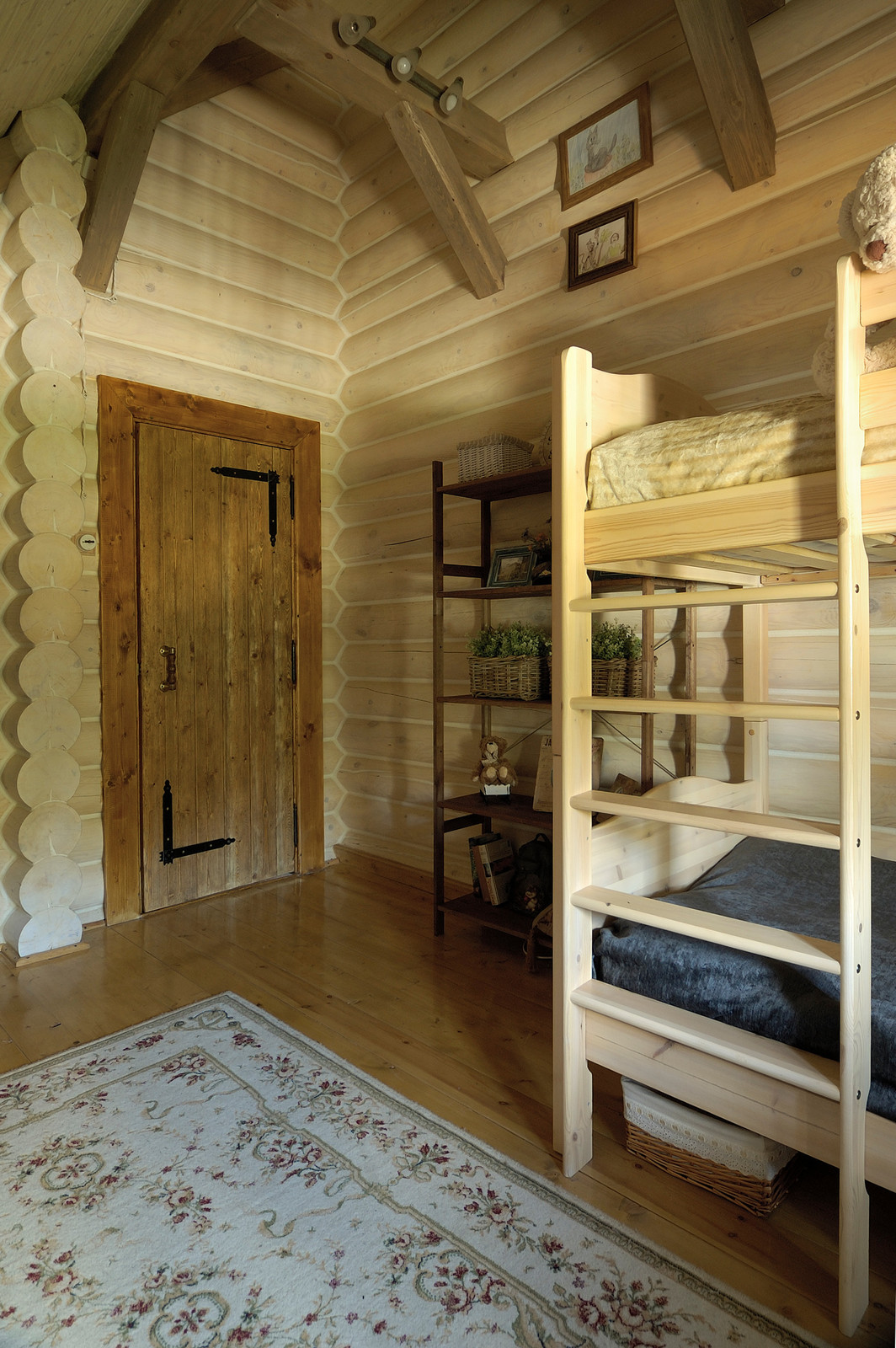 Детская комната на мансарде бревенчатого дома