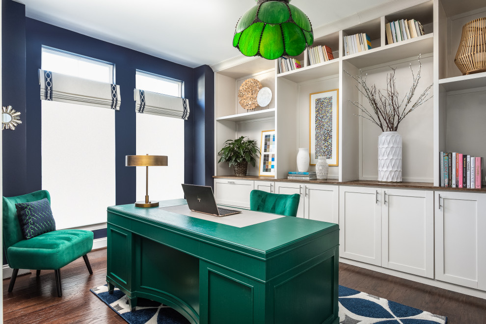 Пример оригинального дизайна: маленький кабинет в морском стиле с синими стенами, отдельно стоящим рабочим столом и коричневым полом для на участке и в саду