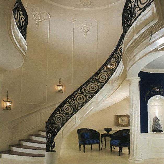 Inspiration pour un couloir traditionnel de taille moyenne avec un mur blanc, un sol en marbre, un plafond voûté et boiseries.