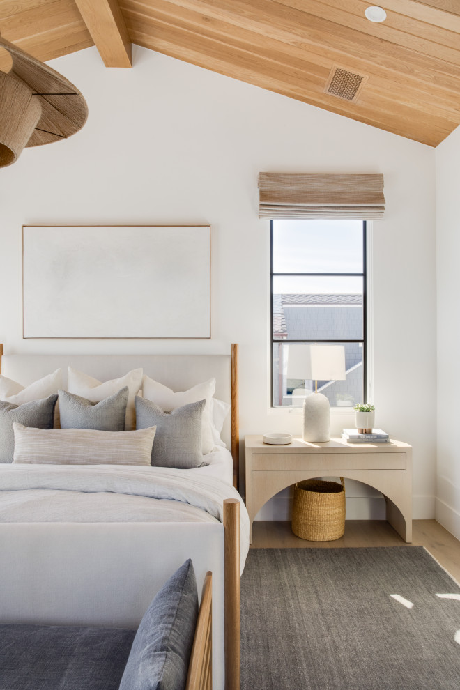 Klassisches Schlafzimmer mit weißer Wandfarbe, hellem Holzboden, beigem Boden, freigelegten Dachbalken, gewölbter Decke und Holzdecke in Sonstige