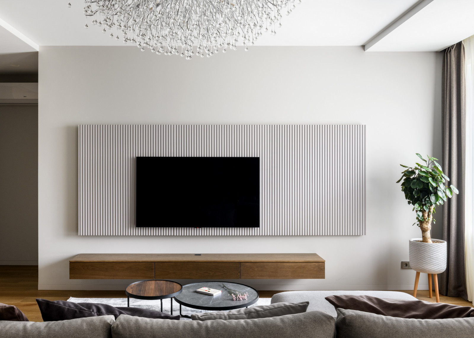 Натуральные материалы в интерьере трехкомнатной квартиры