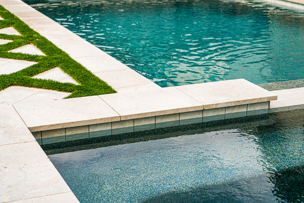 Mittelgroßer Klassischer Pool hinter dem Haus in rechteckiger Form mit Natursteinplatten in Houston