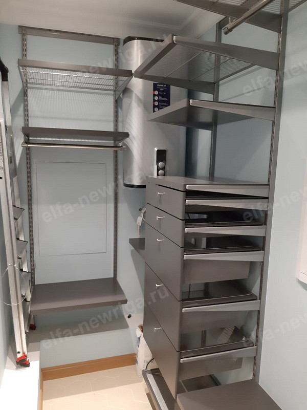 Средняя гардеробная Elfa в сером декоре с фасадными частямигард