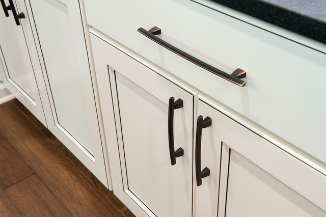 White Cabinets With Dark Glaze And Oil Rubbed Bronze Pulls