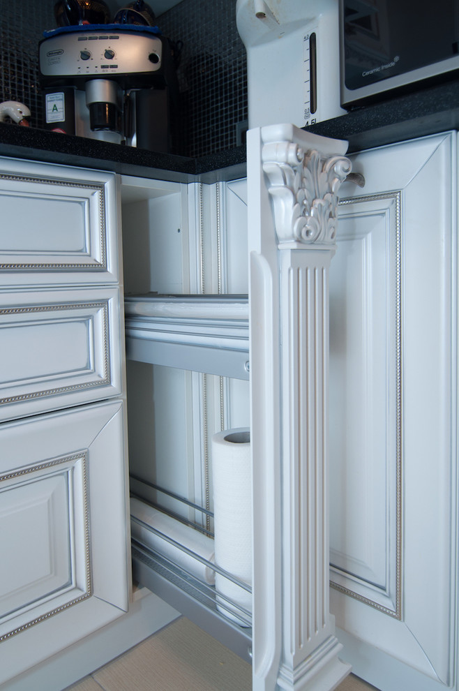 Классическая кухня в черно-белых тонах