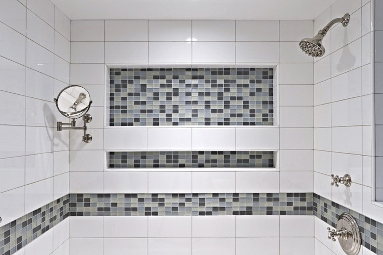 Exempel på ett litet modernt en-suite badrum, med ett piedestal handfat, släta luckor, blå skåp, ett badkar i en alkov, en dusch/badkar-kombination, en toalettstol med separat cisternkåpa, vit kakel, porslinskakel, blå väggar och klinkergolv i porslin