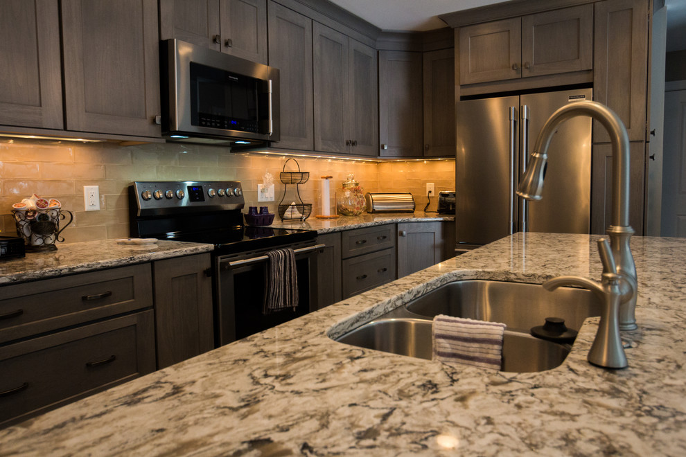 Kitchen - transitional kitchen idea