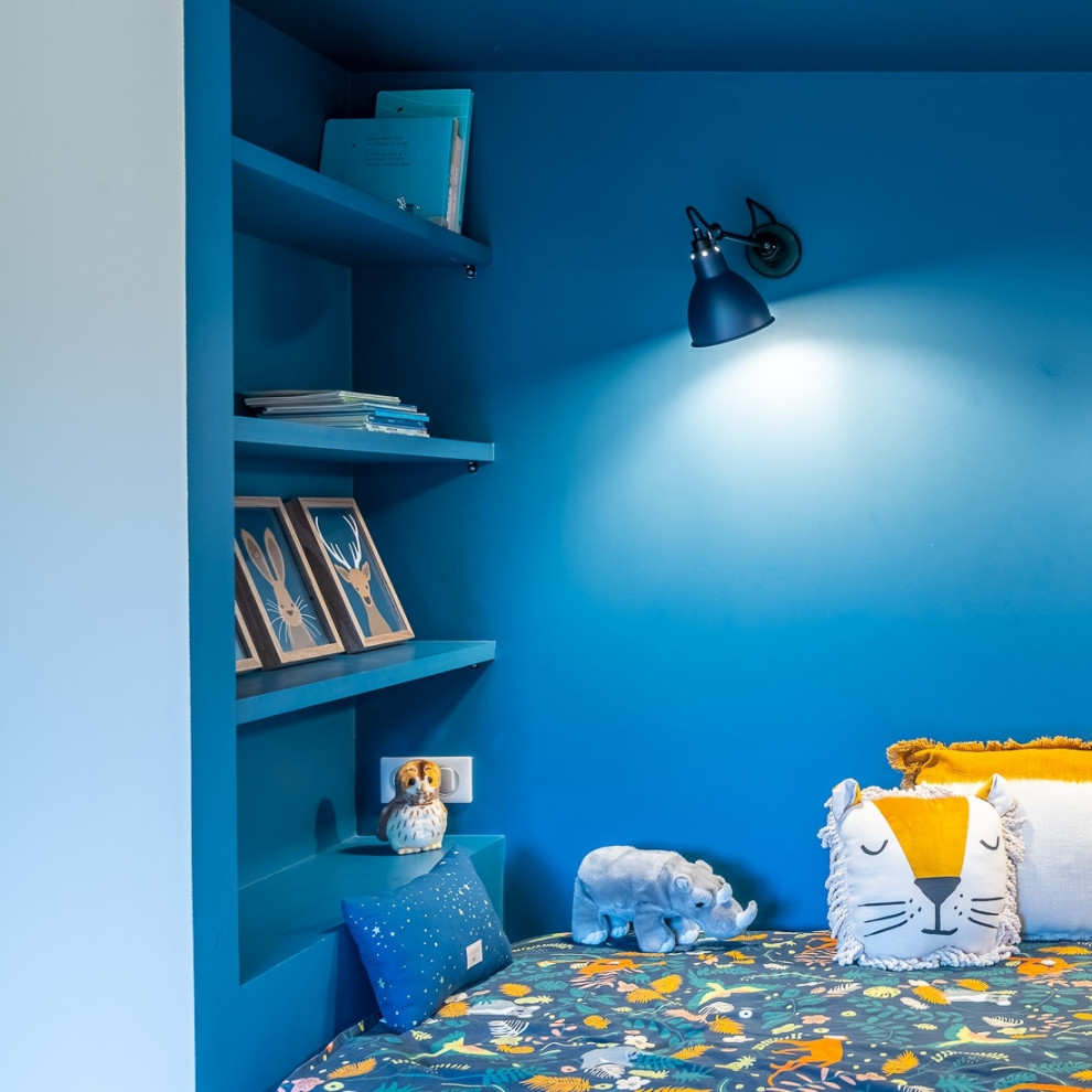 Photo of a mid-sized contemporary kids' bedroom for kids 4-10 years old and boys in Paris.