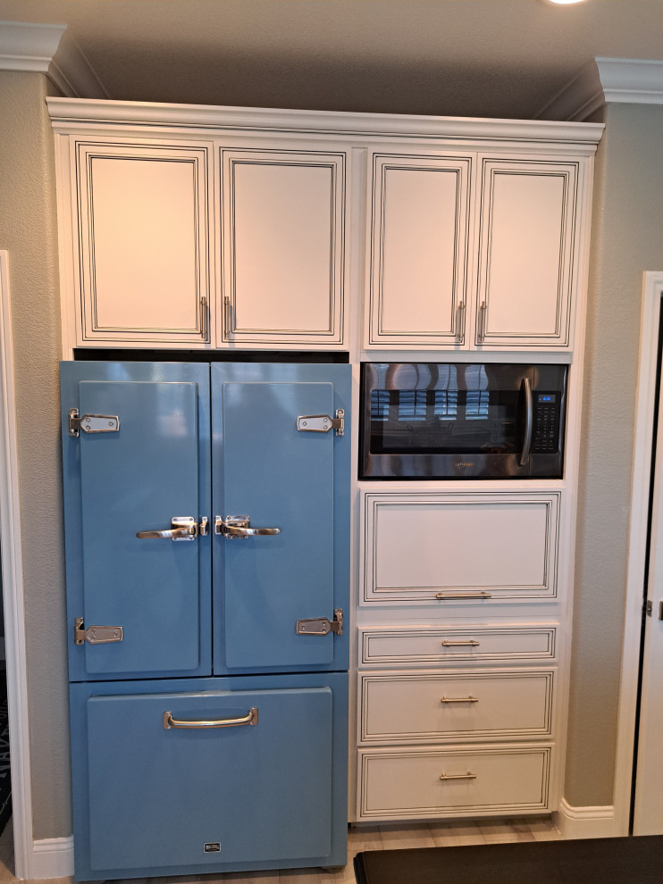 Idée de décoration pour une grande cuisine tradition avec un placard avec porte à panneau encastré, un plan de travail en quartz modifié, une crédence bleue, une crédence en quartz modifié et un plan de travail bleu.