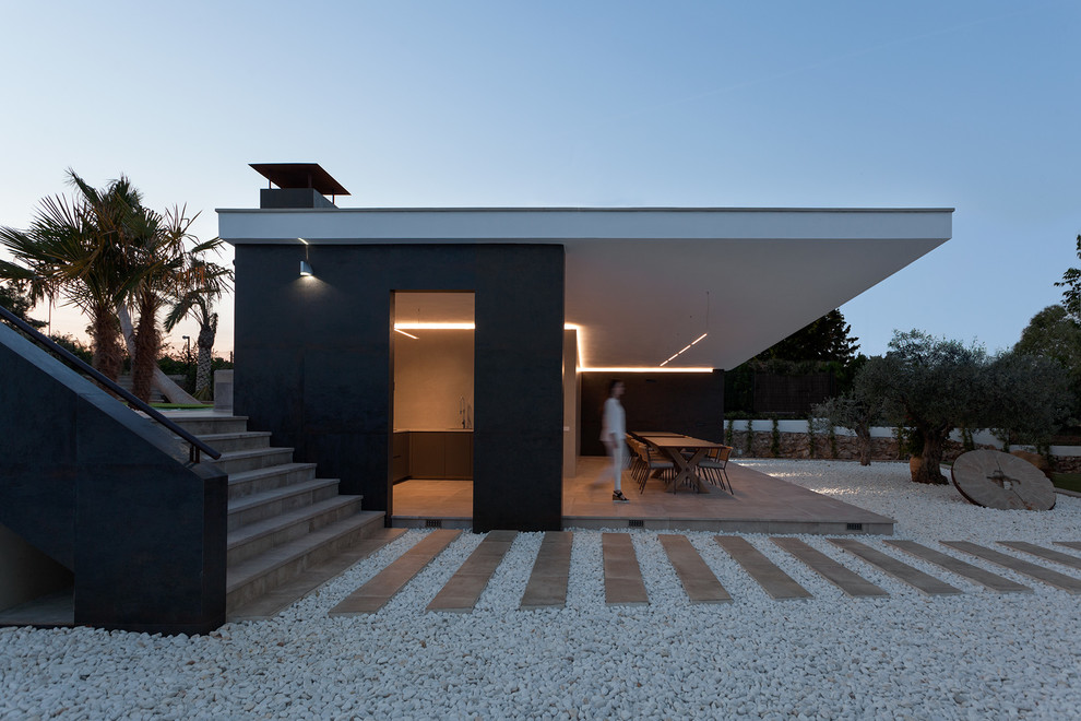 Foto de terraza minimalista en anexo de casas con cocina exterior y suelo de baldosas