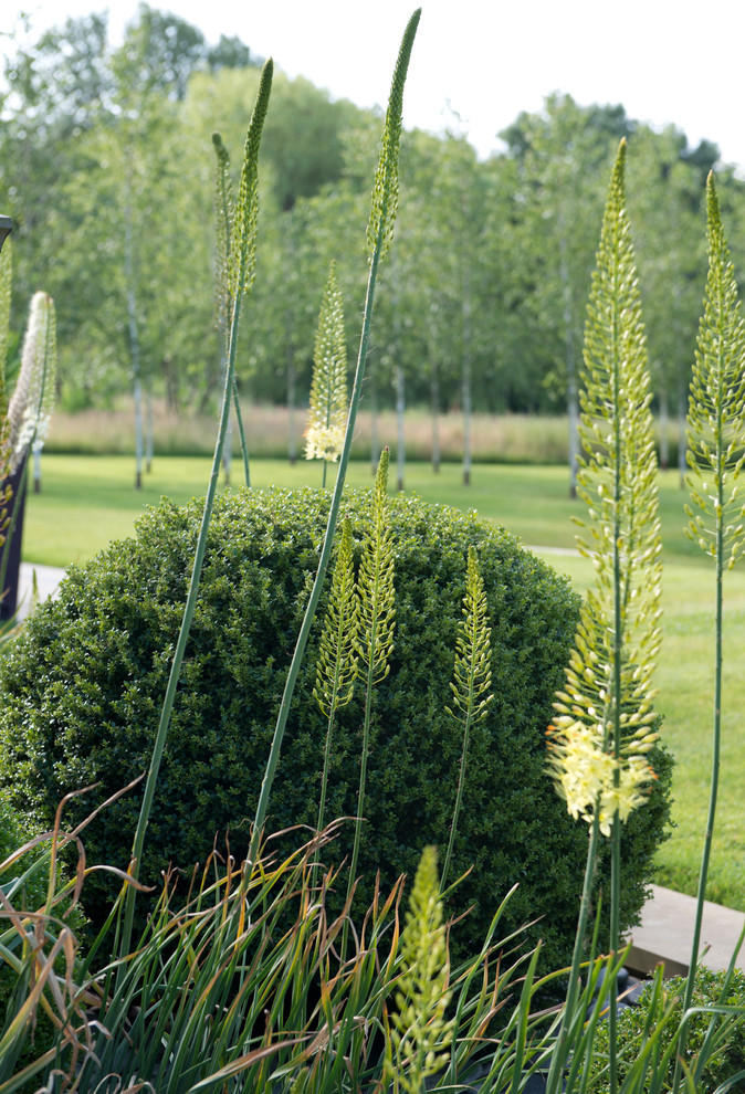 Inspiration for an expansive country backyard partial sun formal garden for summer in Berkshire with natural stone pavers.