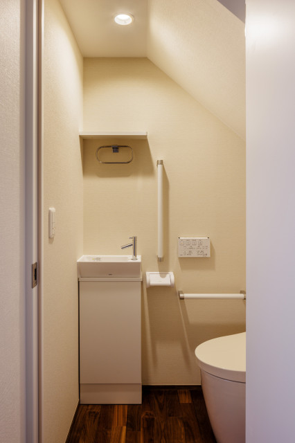 吹抜けとルーバーが特徴的な、光をつかむ家 skandinavisch-gaestetoilette