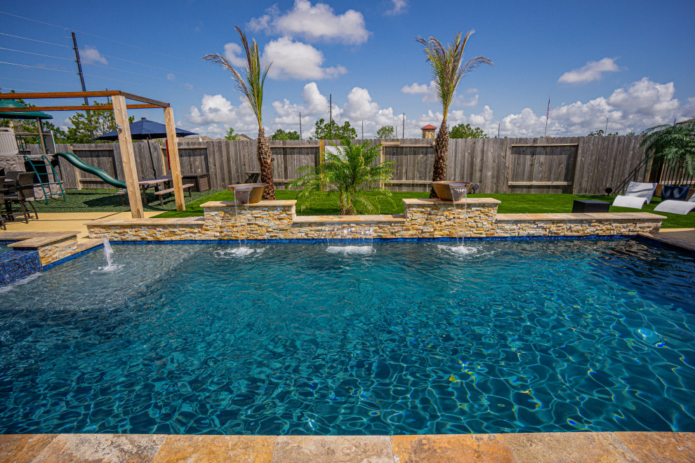 Foto de piscina actual de tamaño medio rectangular en patio trasero con entablado