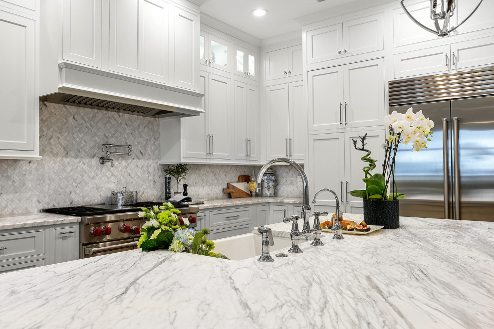 Kitchen - transitional kitchen idea in Jacksonville