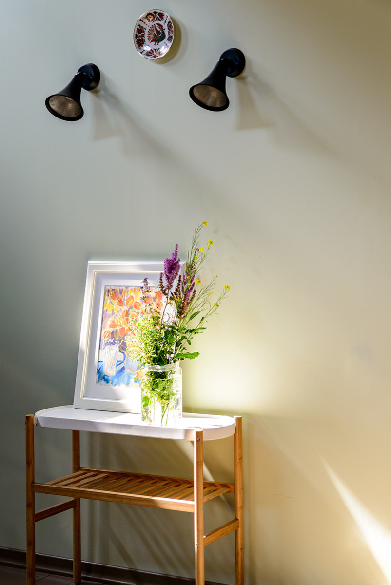 Дача с оранжевыми дверями