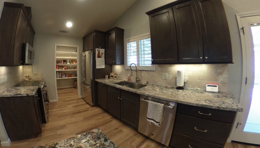 Kitchen - transitional kitchen idea