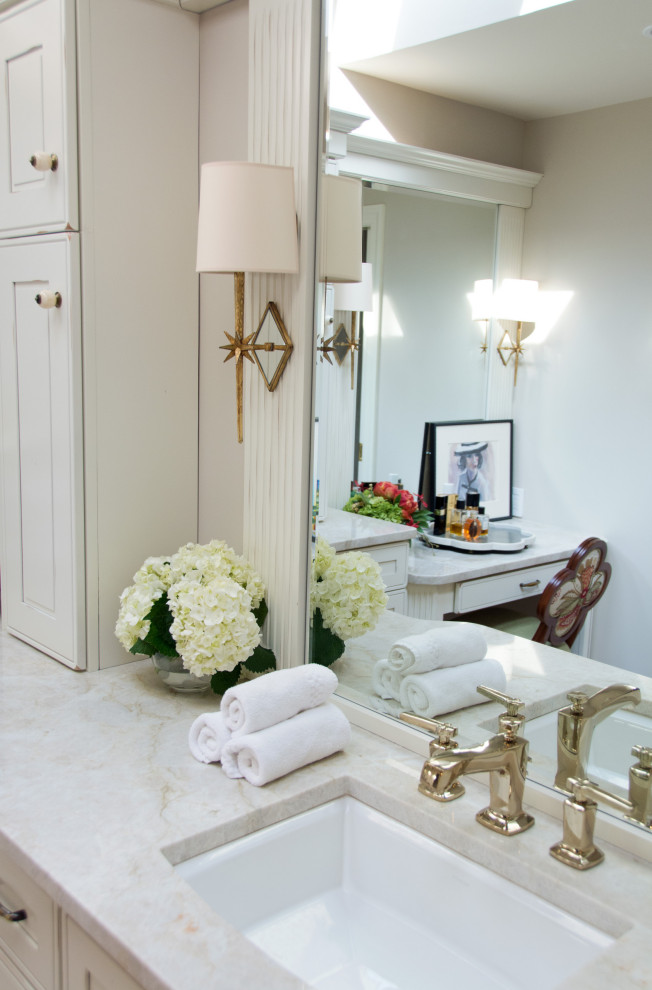 Свежая идея для дизайна: главная ванная комната среднего размера в современном стиле с врезной раковиной, столешницей из искусственного кварца, белой столешницей, тумбой под одну раковину и встроенной тумбой - отличное фото интерьера