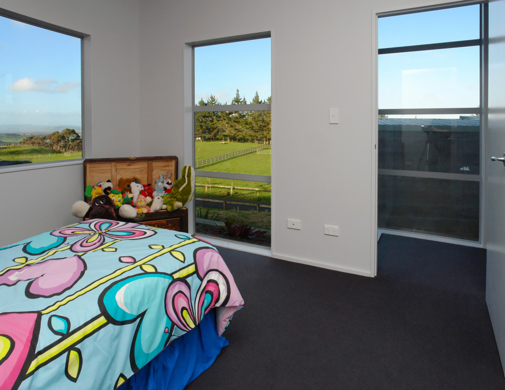 На фото: нейтральная детская среднего размера в стиле модернизм с спальным местом, белыми стенами, ковровым покрытием и серым полом для ребенка от 1 до 3 лет с