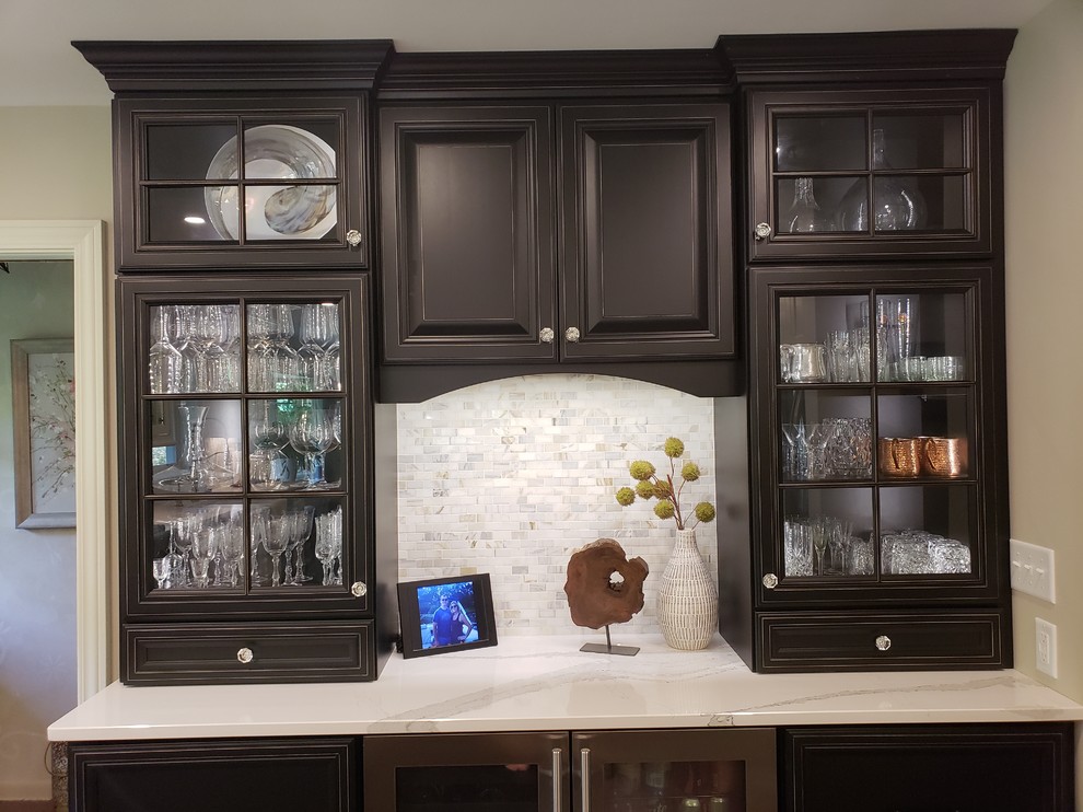 Example of a transitional home design design in Cedar Rapids