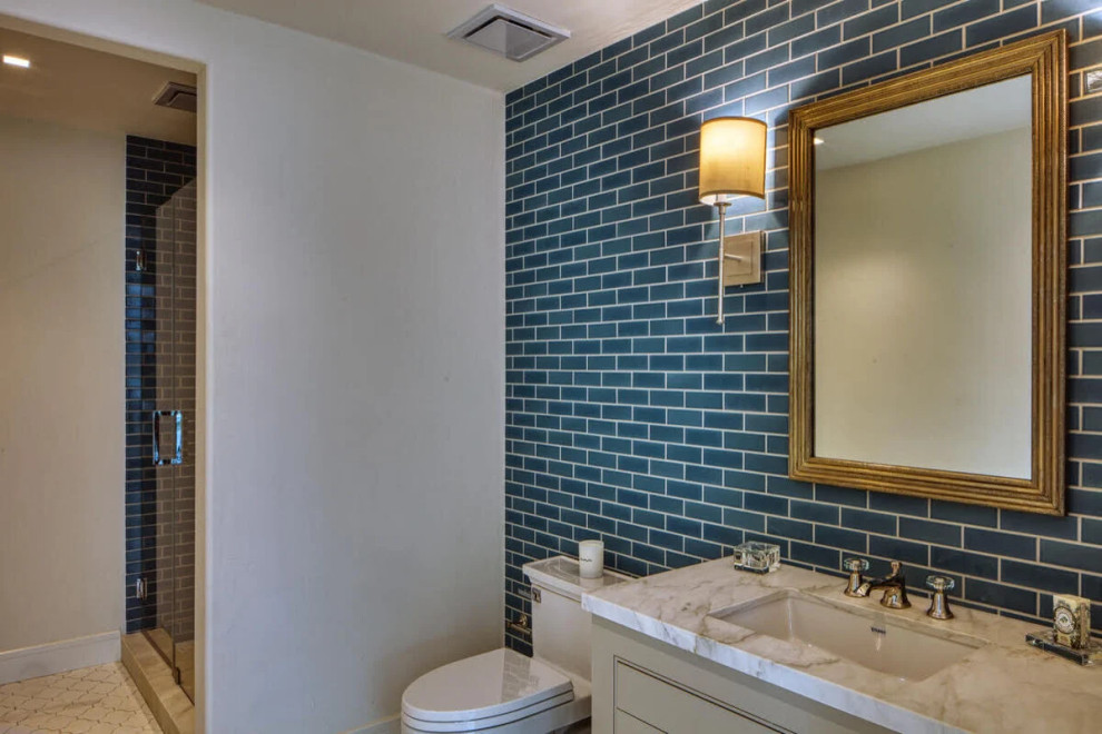 Idee per una stanza da bagno stile marinaro con doccia doppia, piastrelle blu, piastrelle in ceramica, pavimento con piastrelle in ceramica e pavimento bianco