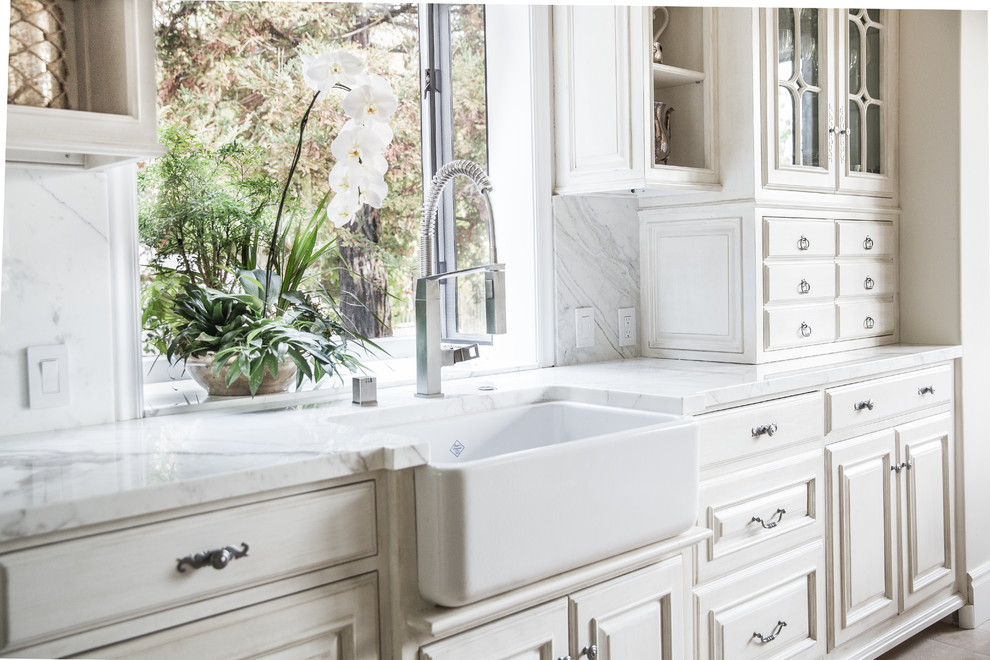 Kitchen - transitional kitchen idea in Orange County