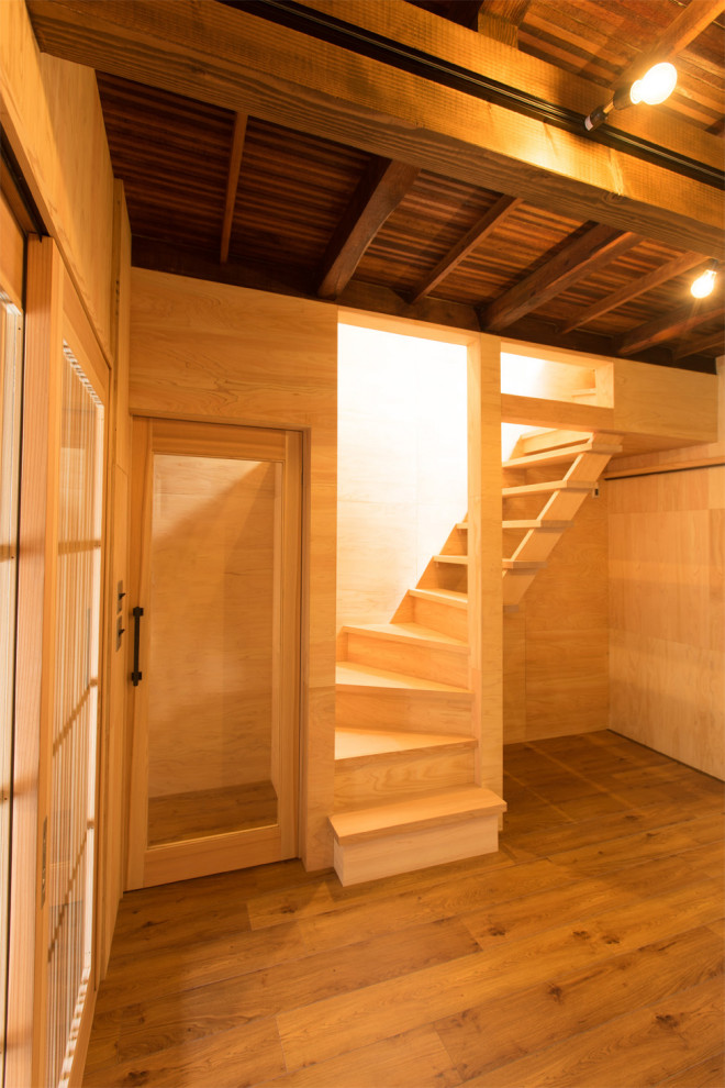 Cette photo montre un petit escalier en L et bois avec des marches en bois et des contremarches en bois.
