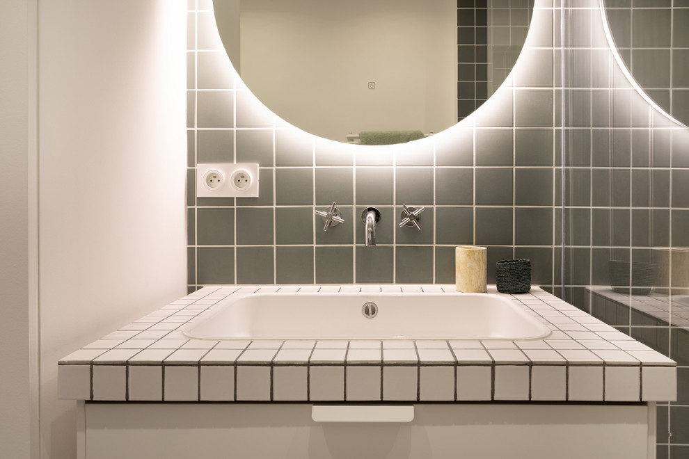 Esempio di una stanza da bagno padronale minimal di medie dimensioni con ante verdi e mobile bagno incassato