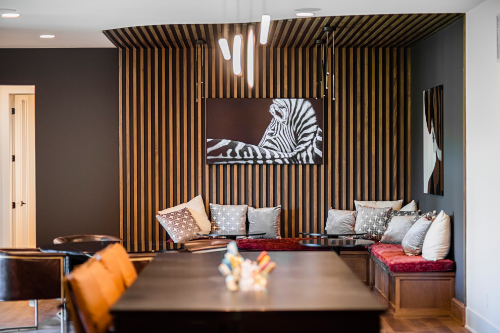 Diseño de bar en casa nórdico de tamaño medio con suelo de madera en tonos medios