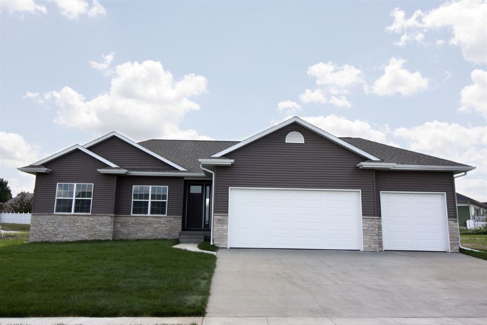 Inspiration for a transitional home design remodel in Cedar Rapids