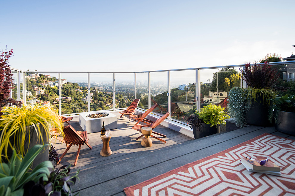 Inspiration for a mid-sized contemporary rooftop and rooftop deck in San Francisco with a fire feature and no cover.