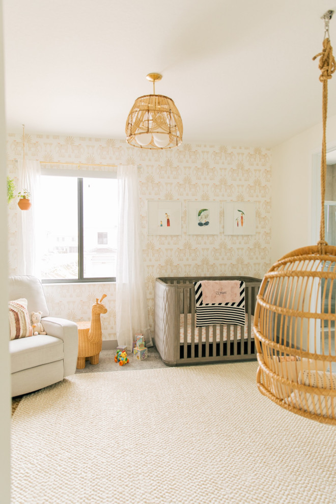 Aménagement d'une chambre de bébé fille romantique de taille moyenne avec un mur beige, moquette, un sol gris et du papier peint.