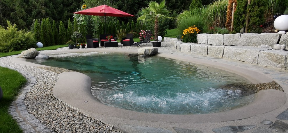 Mittelgroßer Moderner Whirlpool neben dem Haus in individueller Form mit Natursteinplatten in München