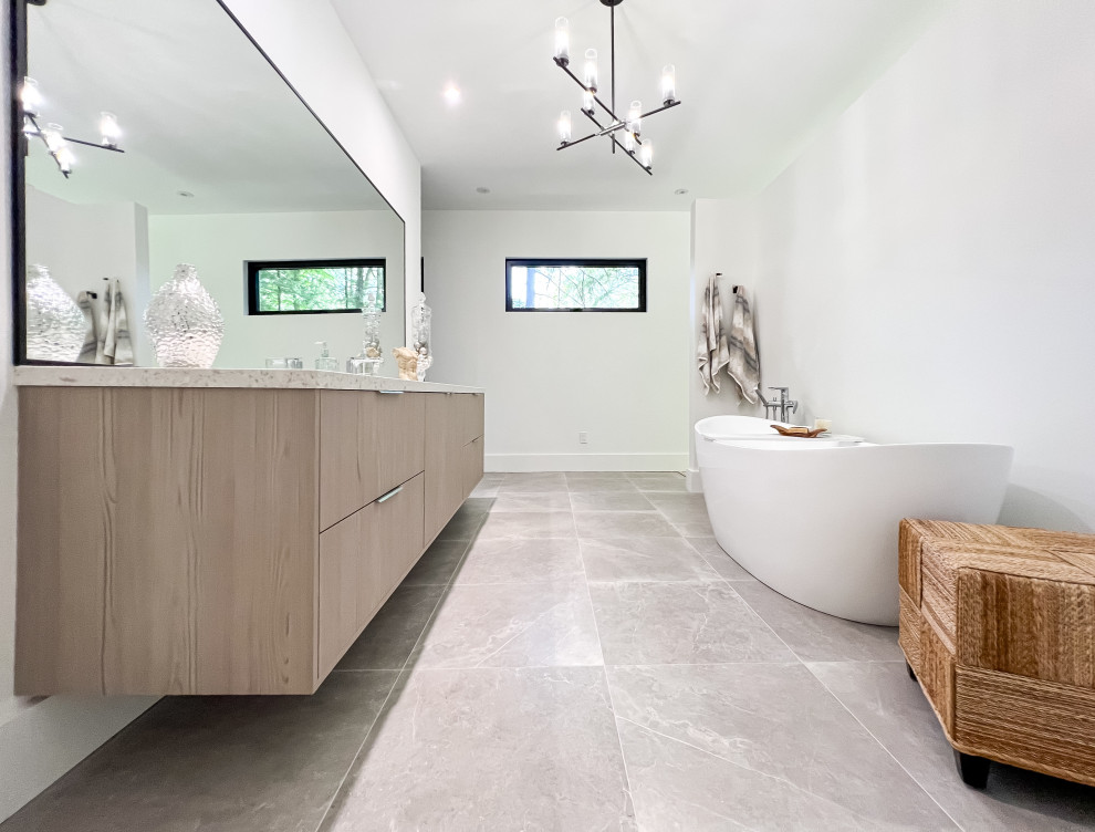Immagine di una grande stanza da bagno padronale moderna con ante lisce, ante marroni, pareti bianche, top in quarzo composito, pavimento grigio, un lavabo e mobile bagno sospeso