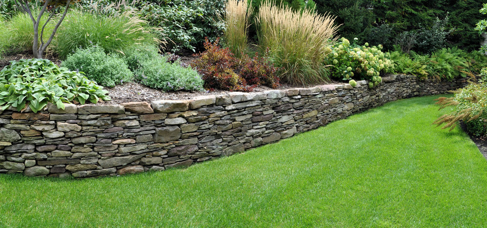 Design ideas for a traditional garden in New York with a retaining wall.