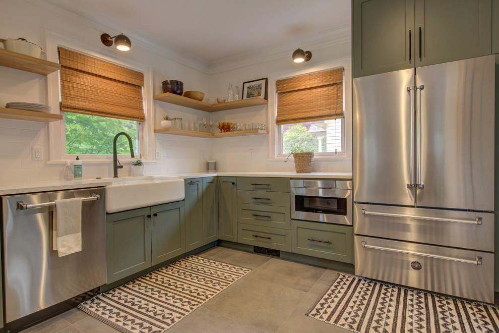Idéer för att renovera ett funkis vit vitt kök, med en rustik diskho, gröna skåp, granitbänkskiva, vitt stänkskydd, rostfria vitvaror, en halv köksö och grått golv