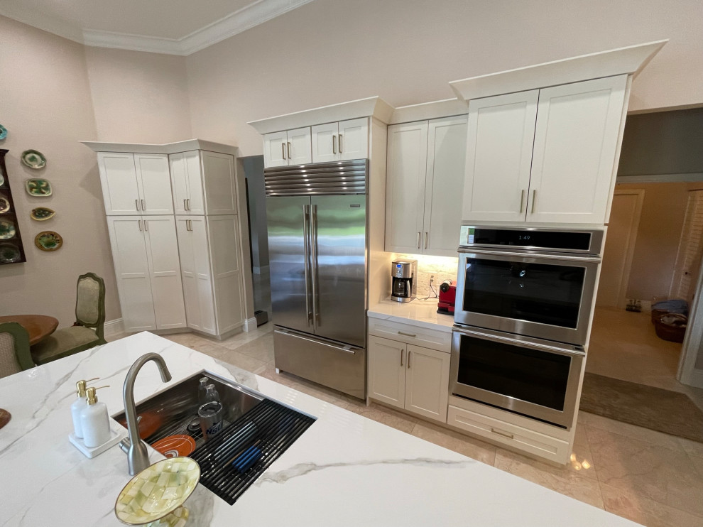 Kitchen - transitional kitchen idea in Miami