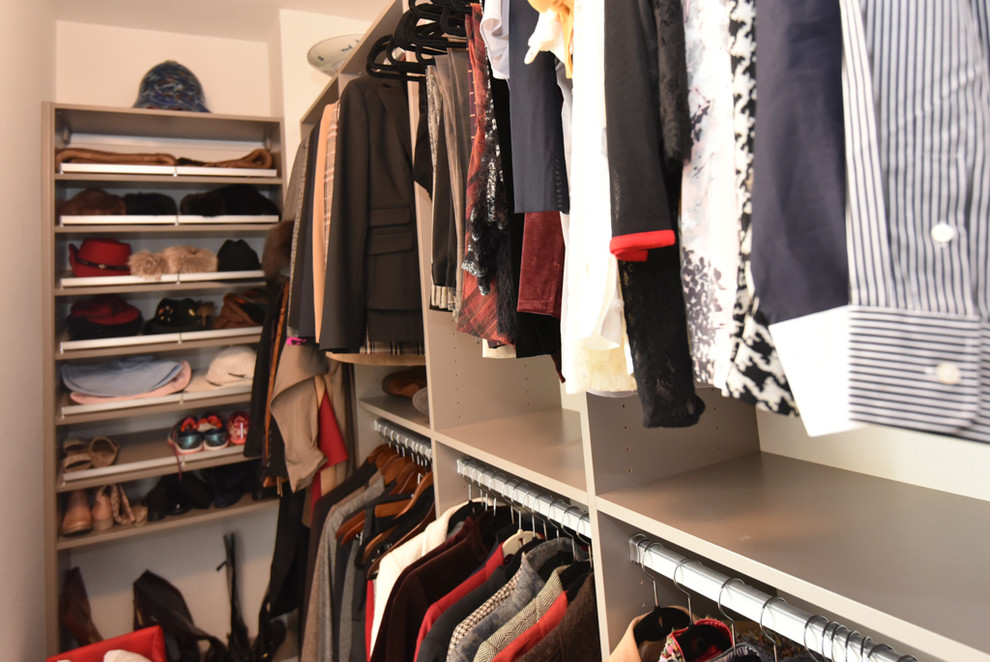 Foto de armario vestidor unisex vintage con armarios con paneles lisos, puertas de armario beige, suelo de baldosas de porcelana y suelo beige