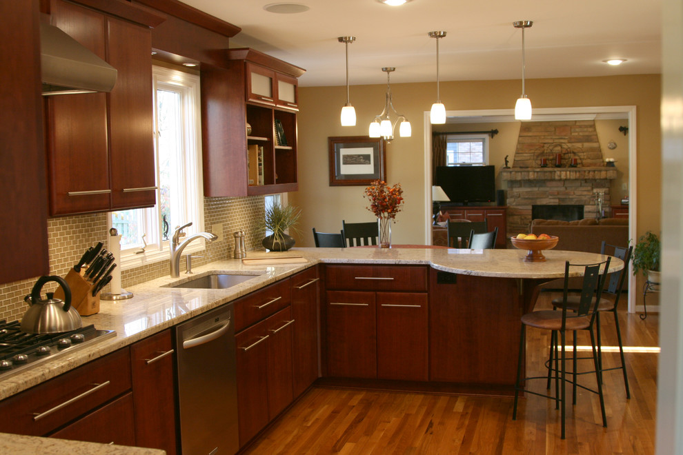Example of a transitional home design design in Cincinnati