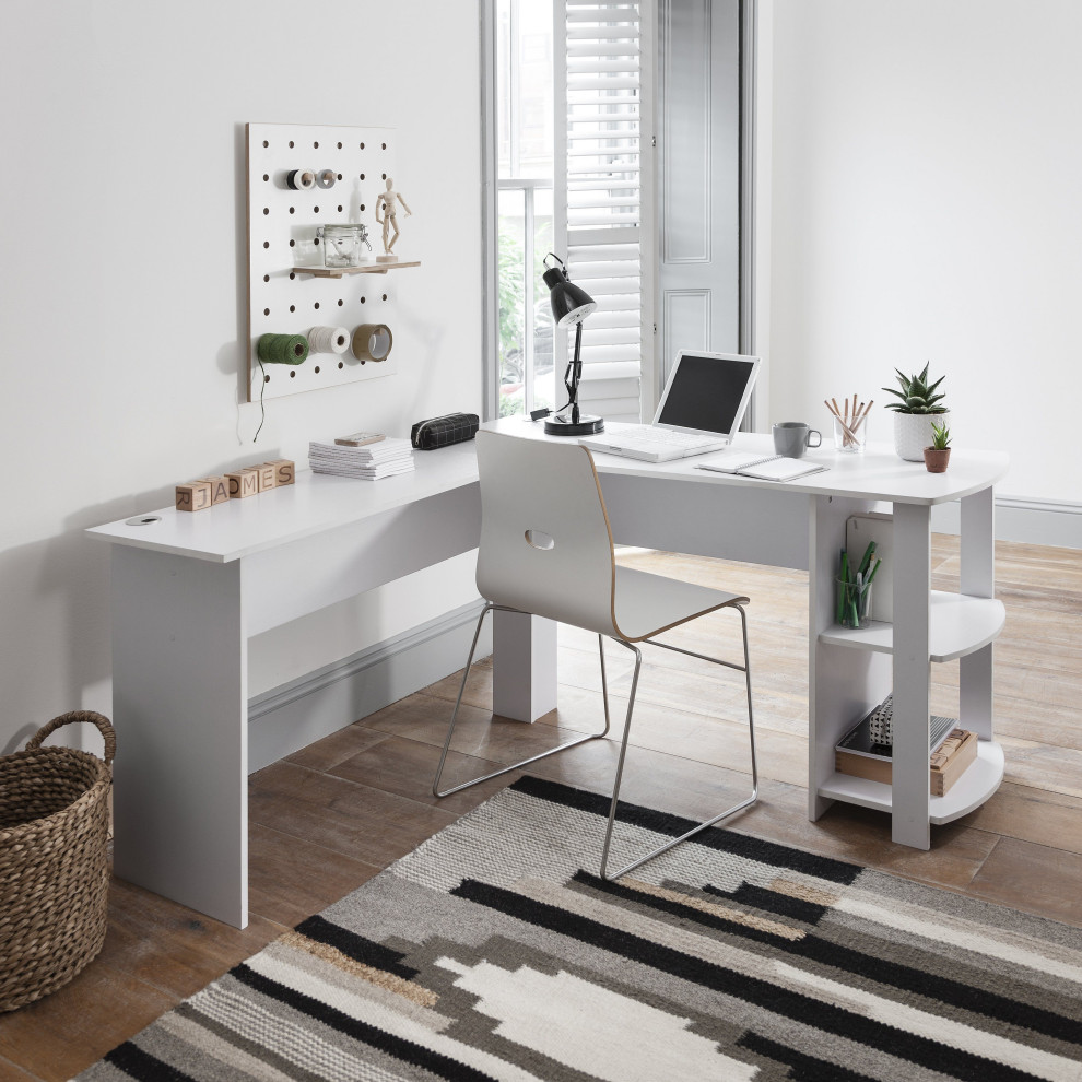 Cette photo montre un bureau moderne de taille moyenne avec un mur blanc, un sol en bois brun et un sol marron.