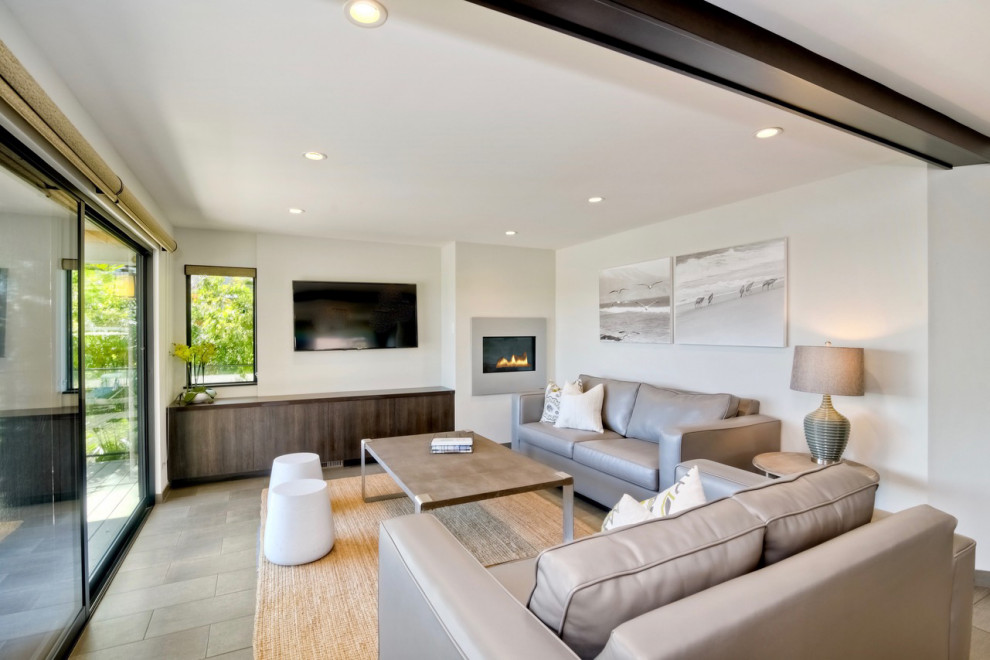 Großes Maritimes Wohnzimmer mit Porzellan-Bodenfliesen, grauem Boden und gewölbter Decke in San Diego