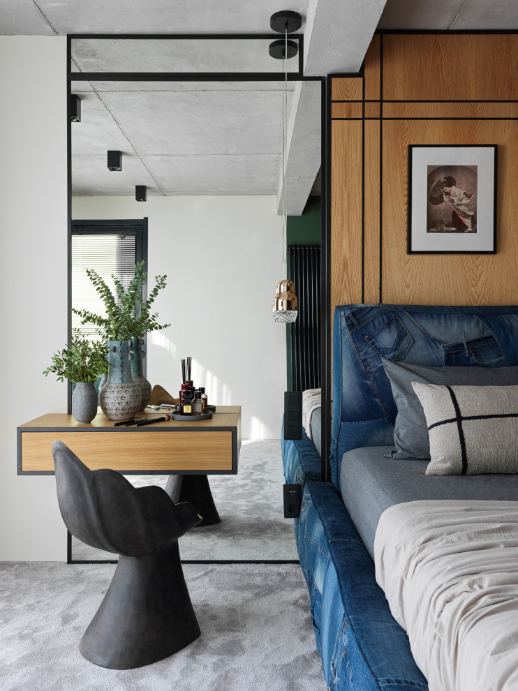 Стильный дизайн: хозяйская спальня среднего размера в стиле лофт с серыми стенами, ковровым покрытием, серым полом, панелями на стенах и акцентной стеной - последний тренд