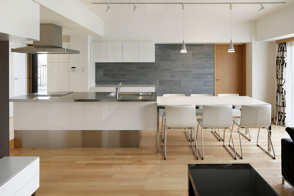 東京都下にあるモダンスタイルのおしゃれなダイニングキッチン (淡色無垢フローリング) の写真